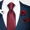 Conjunto de corbata burdeos para hombre, cuatro piezas con pañuelo, flor de solapa y gemelos. - 12648-SF247