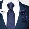 Elegante conjunto de corbata a rayas azul marino para hombre con pañuelo y gemelos. - 12648-SF256