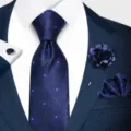 Conjunto de corbata azul para hombre con pañuelo flor de solapa y elegantes gemelos. - 12648-SF260