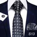 Elegante set di cravatta in seta jacquard nera con fazzoletto da taschino e gemelli - Stile S13
