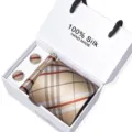 Luxe zijden stropdas en manchetknopen cadeaupakket set met klassiek geruit patroon ontwerp. - SB292