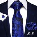 Set di cravatta paisley blu e nera classica con fazzoletto da taschino e gemelli da uomo. - S18