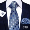 Set di cravatta a pois blu con fazzoletto da taschino e gemelli per abbigliamento formale. - S19