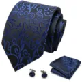 Detailweergave van de zwart-blauwe stropdas, pochet en manchetknopen set voor heren. - Stijl S95