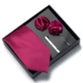 Set regalo cravatta pochette fiore da risvolto fermacravatta magenta uomo per matrimonio - Rosso rosa