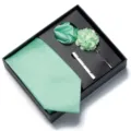 Set regalo cravatta da uomo verde menta con fazzoletto da taschino fermacravatta e fiore. - Verde menta