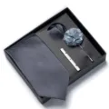Set cravatta grigio uomo cofanetto regalo con fazzoletto fiore da risvolto e fermacravatta - Grigio scuro