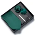 Set cravatta verde scuro uomo con cravatta, fazzoletto da taschino, fiore e fermacravatta elegante. - Verde scuro