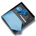 Set regalo cravatta uomo azzurro chiaro con fazzoletto da taschino fiore fermacravatta. - Azzurro