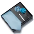 Set regalo cravatta azzurro chiaro uomo con fazzoletto spilla e fermacravatta per affari - Azzurro