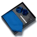 Set regalo cravatta uomo blu tinta unita con fazzoletto fiore da risvolto e fermacravatta per matrimonio. - Blu scuro
