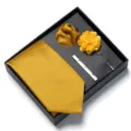 Set cravatta uomo gialla confezione regalo con pochette fiore e fermacravatta matrimonio - Giallo