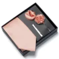 Set cravatta rosa uomo scatola regalo con fazzoletto fiore risvolto e fermacravatta - Rosa