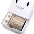 Champagnekleurige zijden stropdas en manchetknopen cadeauset met blauw bloemenmotief. - SB241