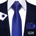 Set di cravatta a righe blu con fazzoletto da taschino e gemelli per abbigliamento formale. - S26