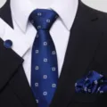 Conjunto de corbata azul clásica con pañuelo de bolsillo y gemelos para traje formal elegante. - Estilo S56