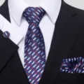 Conjunto de corbata clásica a rayas azul rojo blanco con pañuelo y gemelos a juego. - Motivo de Cruz Plata Vintage (S37)