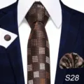 Set cravatta uomo marrone a quadri con fazzoletto da taschino e gemelli per abito formale. - S28