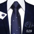 Completo cravatta blu scuro a pois da uomo con fazzoletto da taschino e gemelli eleganti. - S29