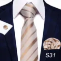 Set cravatta uomo classica con fazzoletto da taschino e gemelli fantasia a righe. - S31