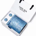 Blauwe zijden stropdas en manchetknopen cadeaupakket met elegant bladpatroon in witte doos. - SB308