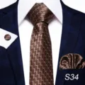 Set di cravatta da uomo marrone fantasia business con fazzoletto da taschino e gemelli. - Stile S34