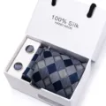 Klassieke donkerblauwe geruite zijden stropdas en manchetknopen set in een witte geschenkdoos. - SB254