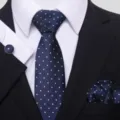 Conjunto de corbata azul oscura para hombre con lunares, pañuelo y gemelos a juego. - Calavera con Púas Plata Vintage (S42)