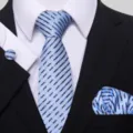 Conjunto de corbata de rayas azules para hombre con pañuelo de bolsillo y gemelos a juego. - S36