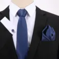 Blauwe stropdassenset voor heren met klassieke stropdas, pochet en bijpassende manchetknoppen. - S89