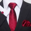 Conjunto de corbata roja para hombre con pañuelo de bolsillo y gemelos formales. - S61