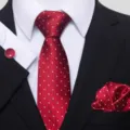 Elegante conjunto de corbata roja para hombre con pañuelo de bolsillo y gemelos. - S43