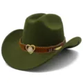 Gedetailleerd uitzicht op olijfgroene western cowboyhoed met decoratieve hartgesp en vilt. - Eén maat / Legergroen