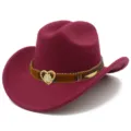 Detail van wijnrode vilt westerse cowboyhoed, met bruine band en mooie gouden gesp. - Eén maat / Bordeauxrood