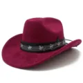 Détail du chapeau de cowboy en suédine violette avec bande décorative à motif de portée musicale. - Taille unique / Bordeaux