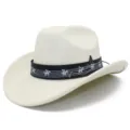 Vue détaillée du chapeau de cowboy blanc tendance avec un ruban de notes de musique. - Taille unique / Beige