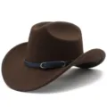 Primo piano dettagliato del cappello fedora marrone con cinturino blu e fibbia metallica. - Taglia unica / Caffè