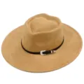 Dettaglio del cappello fedora in camoscio cammello con corona a cuore e fibbia d'argento. - Taglia unica / cammello chiaro