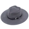 Primo piano del cappello in camoscio grigio con corona a forma di cuore e fibbia della cintura nera. - Taglia unica / Grigio
