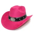 Detailansicht des pinken Wildleder-Cowboyhuts mit Schlangenmuster-Band und Stierschädel-Abzeichen. - Einheitsgröße / Fuchsia