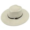 Vista detallada del sombrero fedora de ante con corona de corazón y elegante cinturón de hebilla. - Talla única / Beige