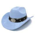 Detailansicht des hellblauen Wildleder-Cowboyhuts mit Schlangenhautband und Stierschädelschnalle. - Einheitsgröße / Hellblau