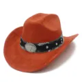 Detailansicht des stilvollen Wildleder-Cowboyhutes mit Schlangenmuster-Band und Stierschädel. - Einheitsgröße / Karamellbraun