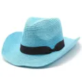 Primo piano dettagliato del cappello da cowboy in paglia intrecciata azzurro con nastro. - Taglia unica / Celeste