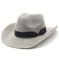 Vista dettagliata di un cappello da cowboy in paglia elegante con nastro nero e tesa curva. - Taglia unica / Grigio