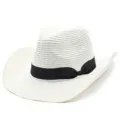 Vista dettagliata di un elegante cappello di palla bianco con nastro nero e tesa ricurva. - Taglia unica / Bianco