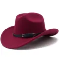 Primo piano di un elegante cappello di feltro bordeaux con cintura in pelle nera e fibbia dorata. - Taglia unica / Borgogna
