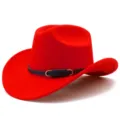 Dettaglio cappello cowboy feltro rosso, cinturino nero e fibbia metallica, stile esterno ideale. - Taglia unica / Rosso