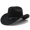 Dettaglio ravvicinato del cappello fedora nero, con cinturino blu scuro e fibbia metallica. - Taglia unica / Nero