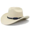 Classico cappello da cowboy in feltro beige con cinturino in pelle blu scuro e fibbia in metallo. - Taglia unica / Beige